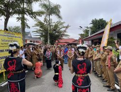 Perdana Masuk Kantor, Bupati dan Wakil Bupati Sanggau Disambut Ritual Adat