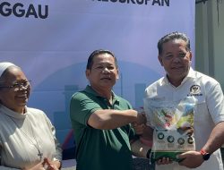 Paolus Hadi Serahkan Bantuan 1.000 Paket Beras Untuk Masyarakat Sanggau