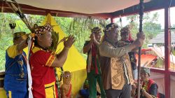 Masyarakat Dayak Hibun Beri Gelar Kehormatan Macan Keringan Tungkat Bunsu Jaga Binuo Kepada Paolus Hadi