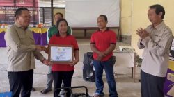 Paolus Hadi Serahkan Bantuan Alsintan Kepada Kelompok Tani di Desa Kebadu dan Cowet