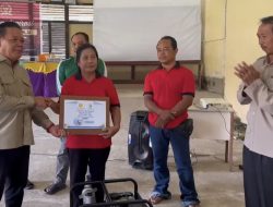 Paolus Hadi Serahkan Bantuan Alsintan Kepada Kelompok Tani di Desa Kebadu dan Cowet