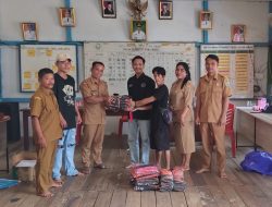 Pemdes Layak Omang Serahkan Bantuan Pakaian Adat Kepada Sanggar Entoras