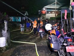 BPBD Sanggau Lakukan Pemadaman Rumah Warga Hampir Terbakar Karena Korsleting Listrik