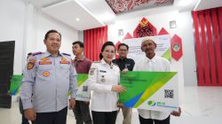 Bupati Karolin Serahkan BPJS Ketenagakerjaan bagi Juru Parkir, Sopir Angkutan Desa, dan Operator Kapal di Landak