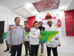 Bupati Karolin Serahkan BPJS Ketenagakerjaan bagi Juru Parkir, Sopir Angkutan Desa, dan Operator Kapal di Landak