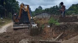 Pemdes Layak Omang Perbaiki Ruas Jalan Dusun Layak Omang – Dusun Sagu Ransa