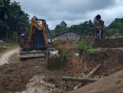 Pemdes Layak Omang Perbaiki Ruas Jalan Dusun Layak Omang – Dusun Sagu Ransa