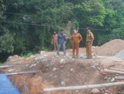 Wabup Sanggau Tinjau Pengerjaan Jembatan Barak di Desa Kedukul