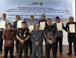 Pemkab Sanggau Perkuat Legalitas Aset, Bupati Serahkan Sertipikat Tanah Wakaf dan Aset Pemerintah