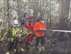 Wabup Sanggau Turun Langsung Padamkan Karhutla di Tayan Hilir